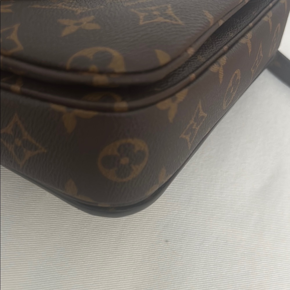 Louis Vuitton Monogram Pochette Métis - Picture 11 of 15